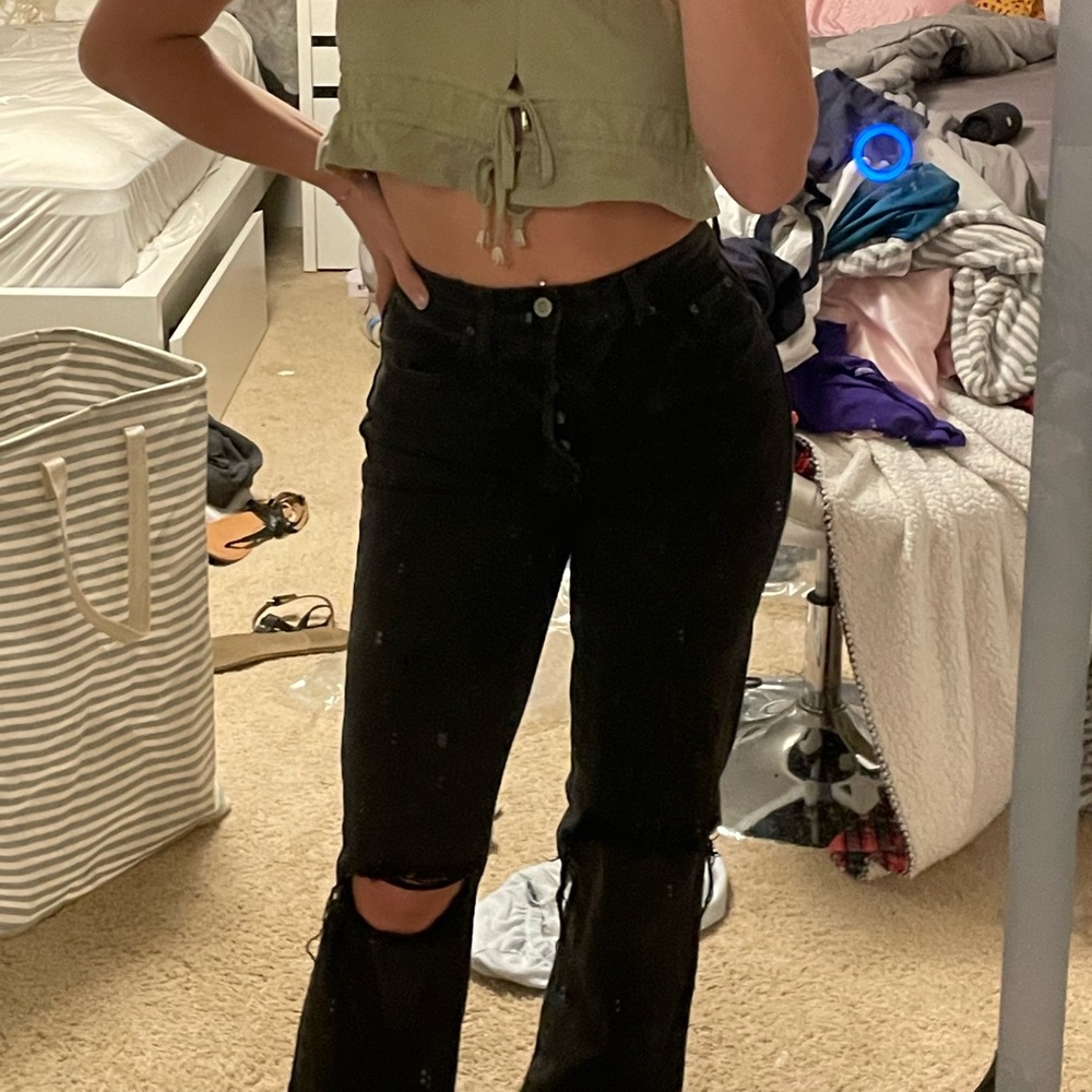 black jeans knee rips